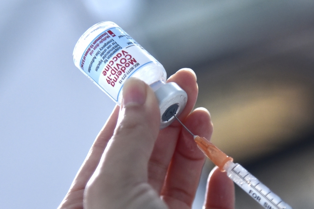 網路盛傳有民眾想在莫德納疫苗缺貨期間藉機發財，提供一劑要價6000元的莫德納供民眾報名施打。（資料照片／張哲偉攝）