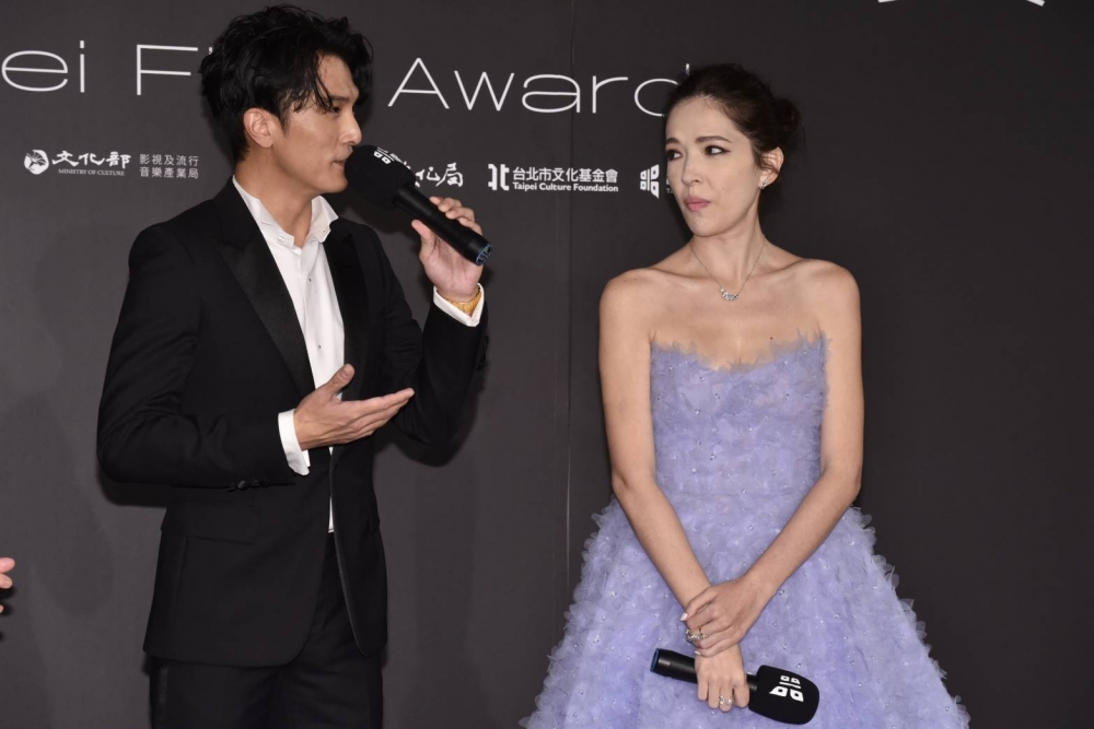 邱澤（左）與許瑋甯連袂出席台北電影獎頒獎典禮，這也是兩下爆出緋聞後首次同台。（楊約翰攝）