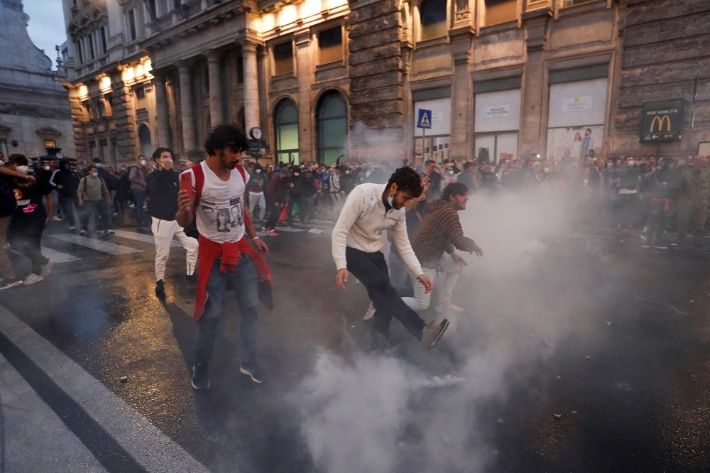 義大利首都羅馬上萬名示威者不滿疫苗通行證，與警察發生衝突。（湯森路透）