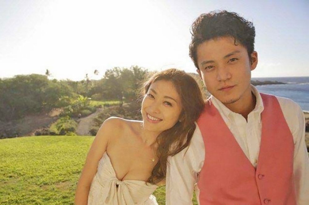 女人緣極佳的小栗旬，2012年和同樣是演員的山田優結婚，兩人努力經營婚姻，去年迎來第三個孩子。（翻攝自網路）