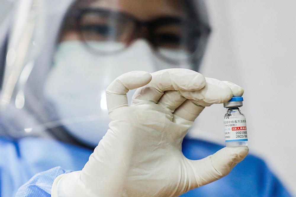 印尼醫護人員正在準備國藥疫苗。（湯森路透）