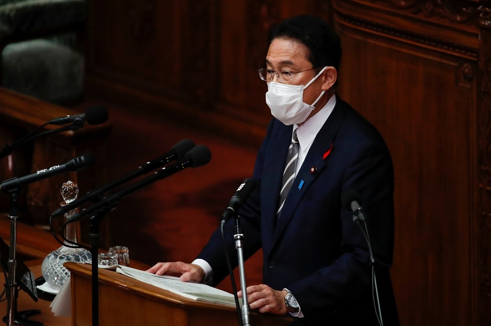 日本甫上任的首相岸田文雄11日在國會答詢。（湯森路透）