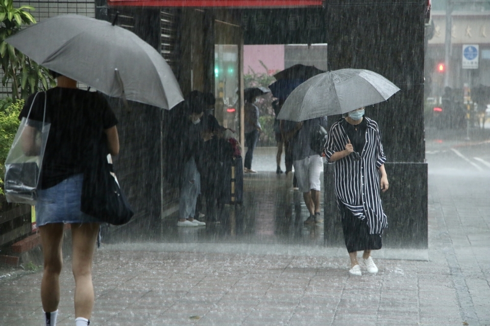 今年第18號颱風圓規雖未過境台灣，卻帶來強勁外圍環流，全台已連2日降下豪大雨。（資料照片／王侑聖攝）