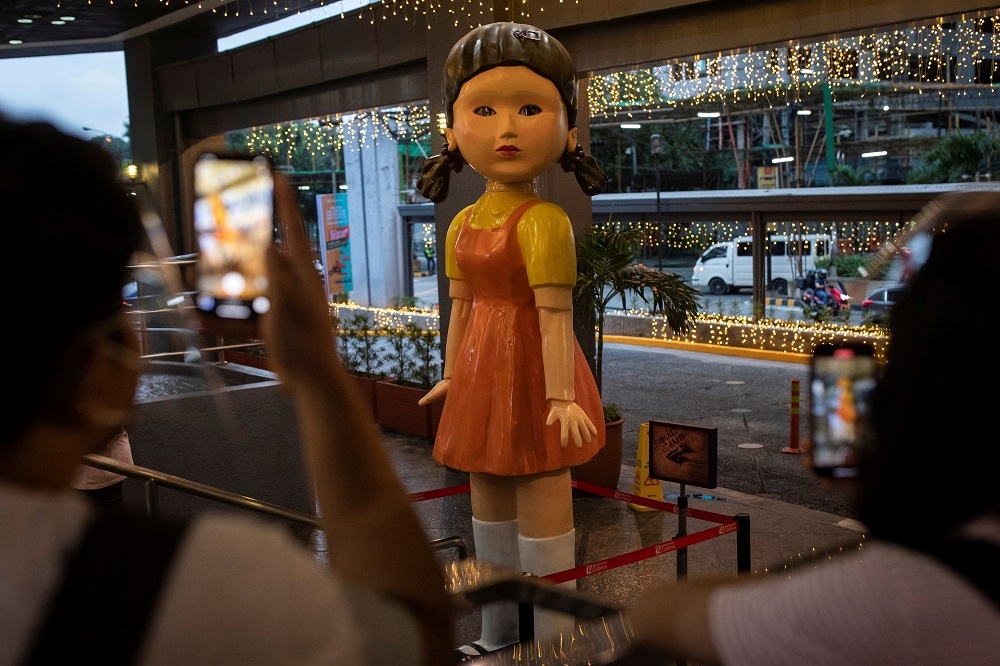 韓流無遠弗屆，菲律賓購物中心擺出韓劇《魷魚遊戲》中的娃娃。