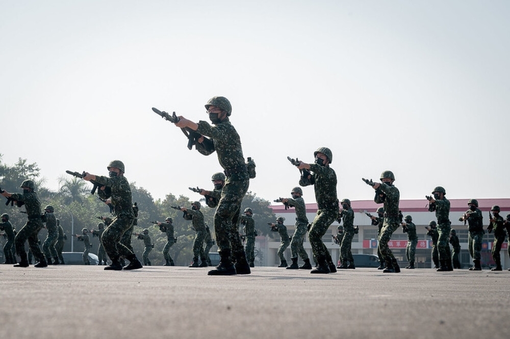 在台灣建立更有能⼒的軍事⼈員體系之前，儘管美國⽬前和未來可能提供援助，但其防禦能⼒仍薄弱。（取自總統府官網）