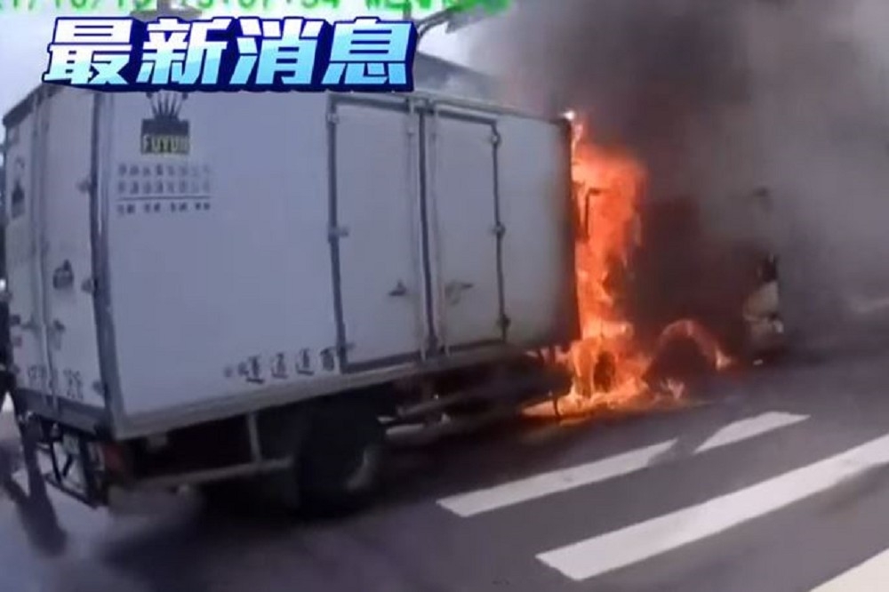 一台載著3千萬元的運鈔車跟一台廂型車發生車禍，兩車隨即冒煙起火。（取自TVBS新聞YouTube直播）
