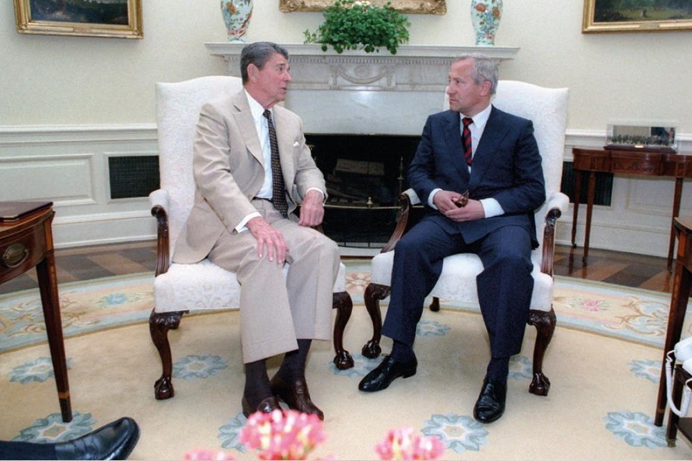 1987 年，戈傑夫斯基在橢圓形辦公室與雷根總統會晤。「我們知道你，」雷根說，「我們很感激你為西方做的事。」（野人出版社提供）