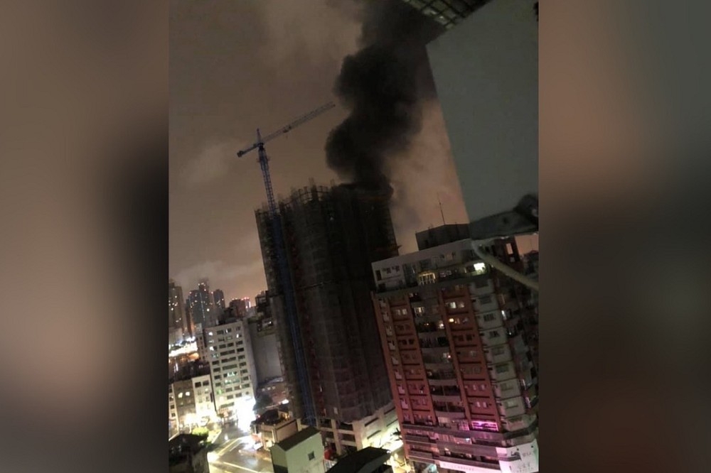 城中城大樓14日凌晨突起火，濃煙直竄天際，不排除人為因素所致。（取自高雄大小事臉書）