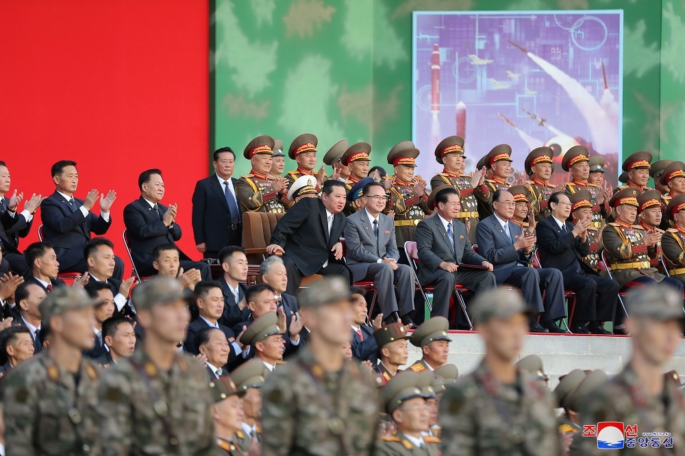 金正恩欣賞北韓士兵表演。（湯森路透）