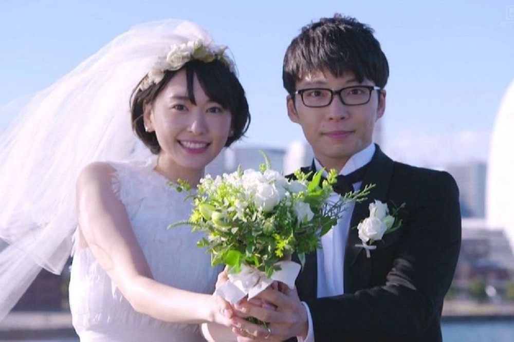 新垣結衣（左）和星野源婚後5個月仍分居，讓日本媒體相當不解。（取自官方推特）