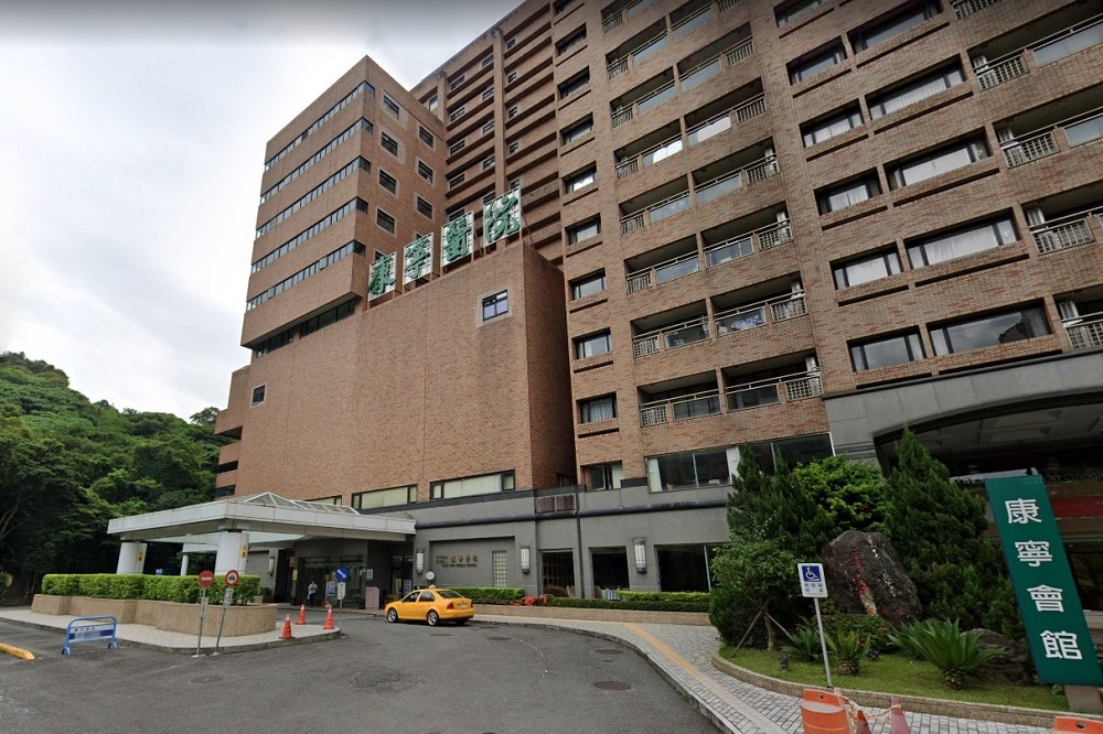 台北市又傳出第二家醫院施打過期疫苗，但北市衛生局澄清，康寧醫院是將263人疫苗批號誤植。（擷自Google Maps）