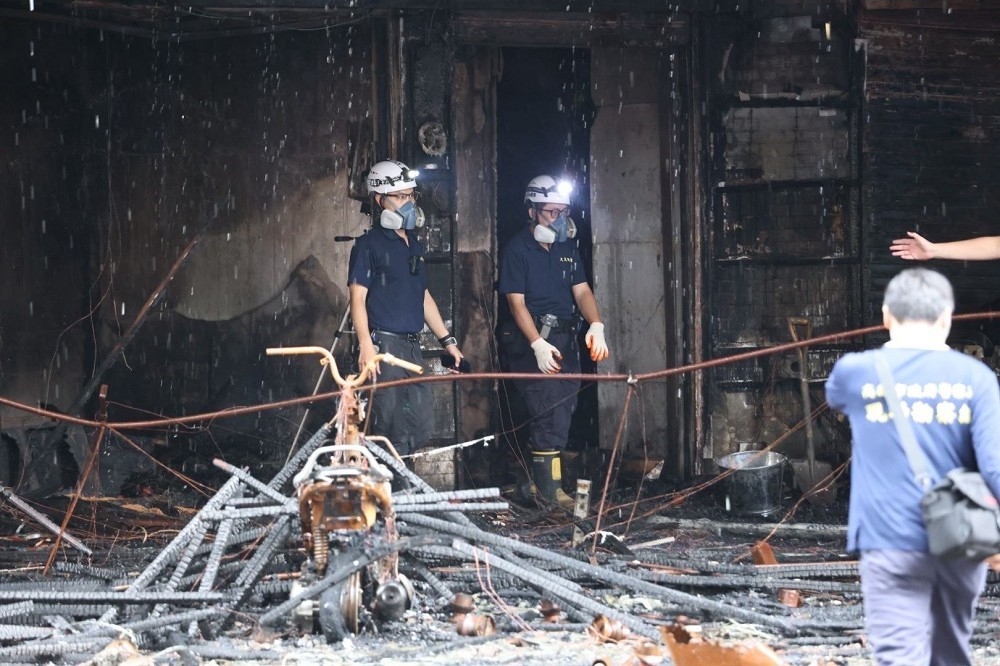 高雄城中城大樓火警釀46死41傷，目前火調人員於一樓，查扣一個疑似為起火點的燒焦香爐。（高雄市政府提供）