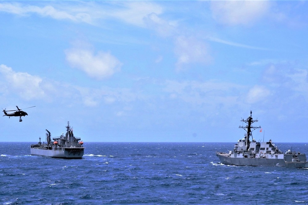 美國海軍與澳洲海軍進行演練。（美國海軍推特）