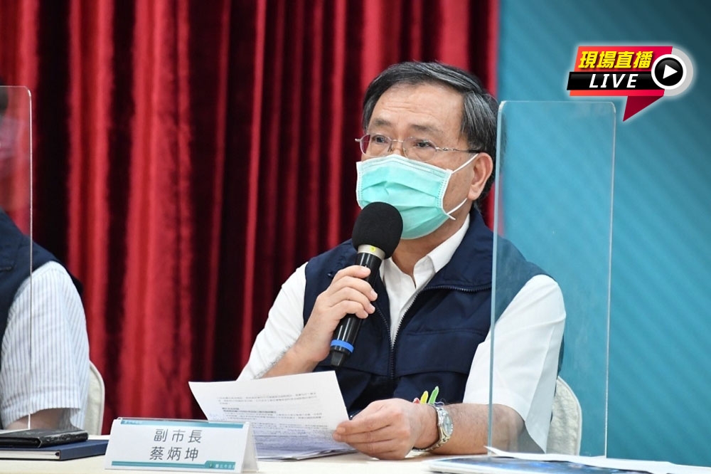 台北副市長蔡炳坤說明北市最新疫情。（台北市政府提供）