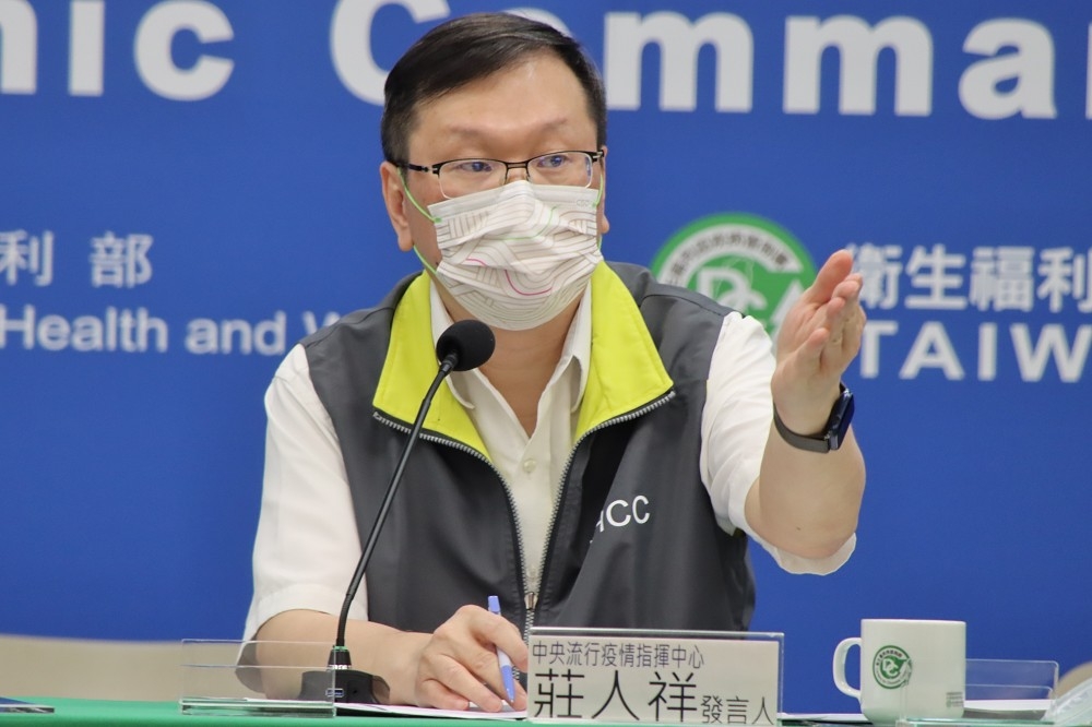 指揮中心發言人莊人祥15日在記者會宣布國內施打疫苗後心肌炎個案追蹤情形。（指揮中心提供）