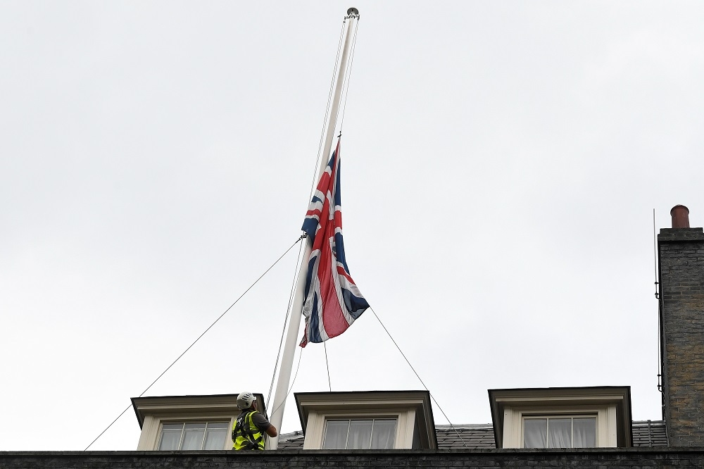 英國唐寧街10號降半旗致哀。（湯森路透）