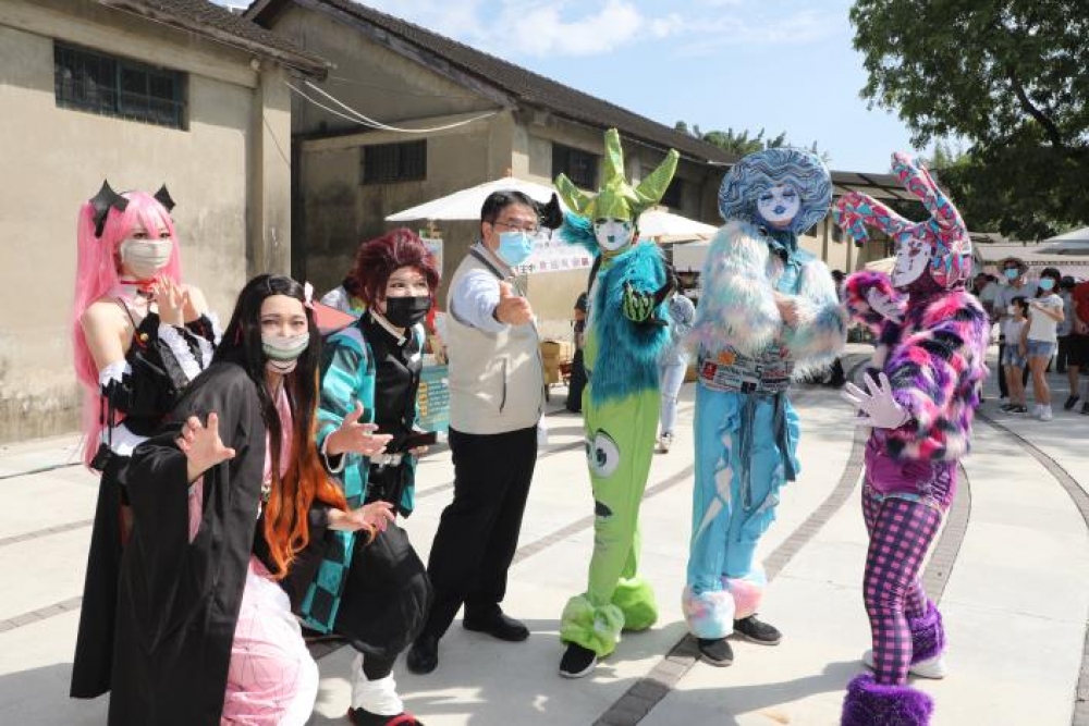 市長黃偉哲今(16)日出席「2021新營甜蜜節」，由缺席舞團帶來歡樂的七彩小丑表演歌舞秀為活動揭開序幕。