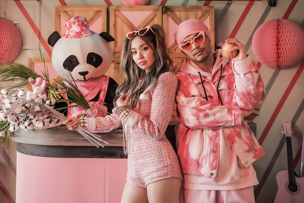 黃明志（右）與陳芳語合作新歌〈玻璃心〉，MV出現許多隱含象徵的元素，像是熊貓、韭菜、棉花和蘋果，兩人都還穿粉紅色衣服。（取自黃明志臉書）