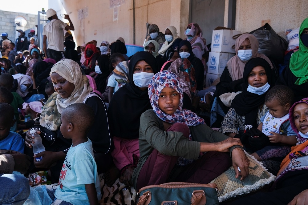 大批民眾在聯合國駐利比亞門口等待人道救援。（湯森路透）