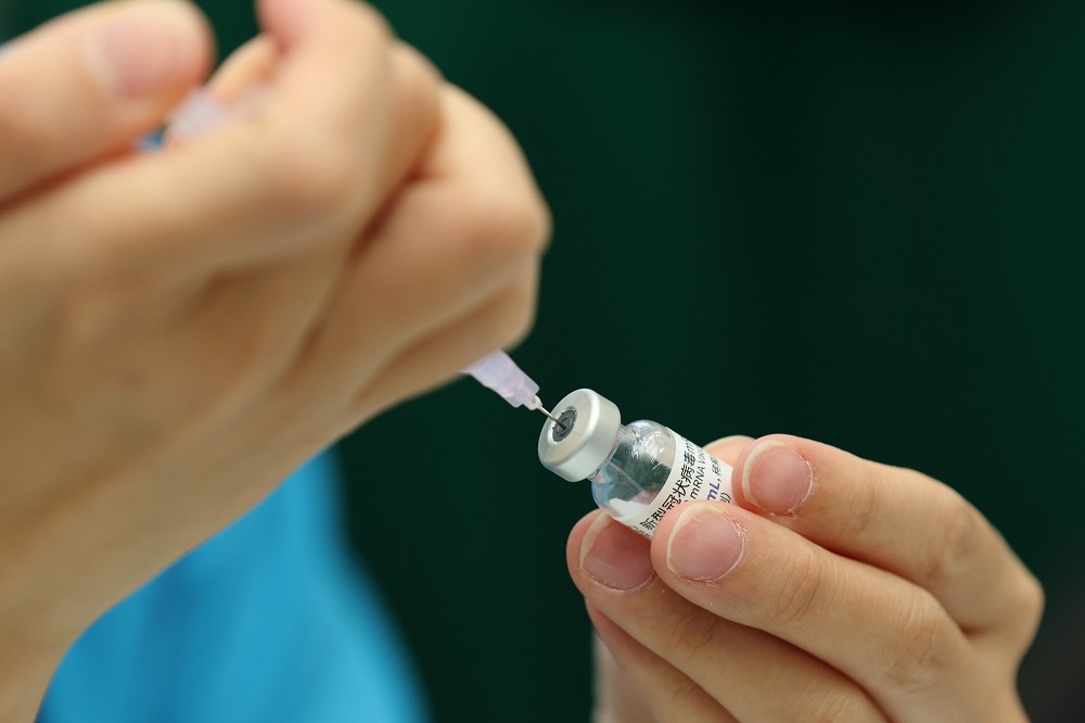 第12輪疫苗18日起開放預約，首波對象為接種第1劑BNT疫苗30歲以上民眾。（資料照片／陳愷巨攝）