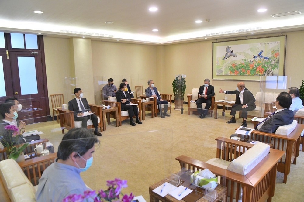 行政院長蘇貞昌18日舉行擴大防疫會議表示，同意交通部規劃開放高鐵自由座。（行政院提供）