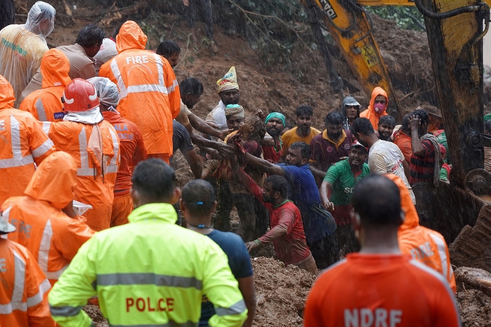 印度救難隊前往災區展開救援。（湯森路透）