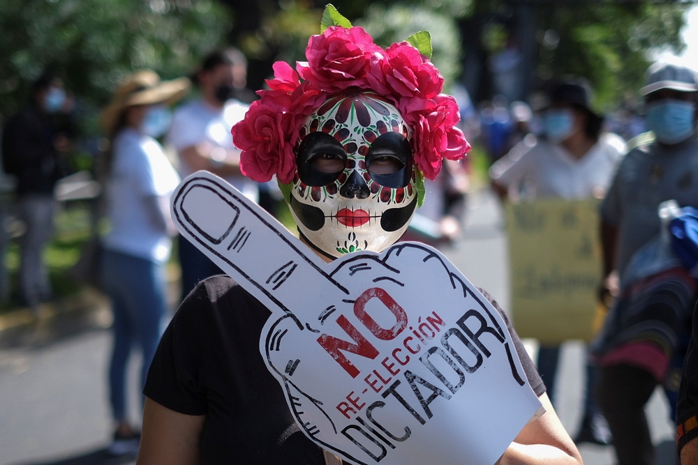 薩爾瓦多民眾聚集首都表達抗議，高舉「不要獨裁者」的標語。（湯森路透）