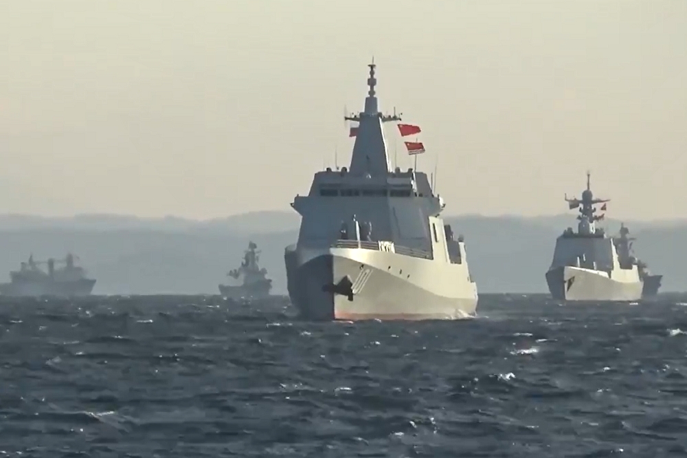 中國與俄羅斯軍艦18日穿過津輕海峽。（俄羅斯國防部推特）