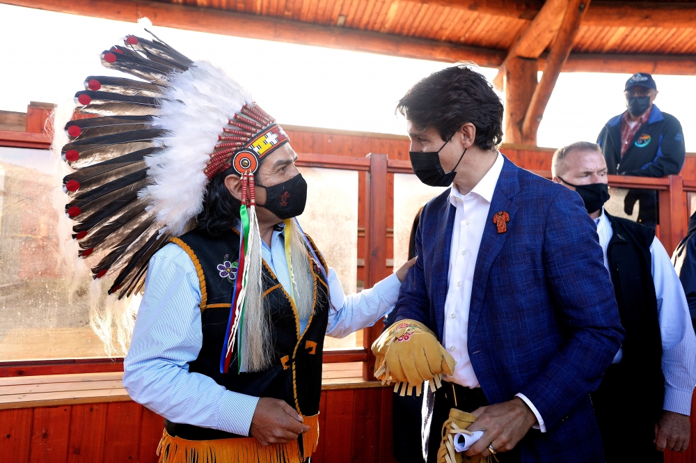 杜魯道18日拜訪第一民族（First Nation）原住民人權組織「Tk'emlúps te Secwépemc」（TteS），表示對自己錯過首個紀念日感到後悔。（湯森路透）