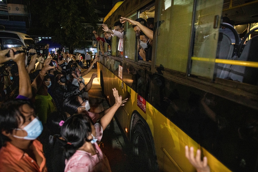 首批獲得釋放的緬甸犯人，搭乘巴士返回家中。（湯森路透）