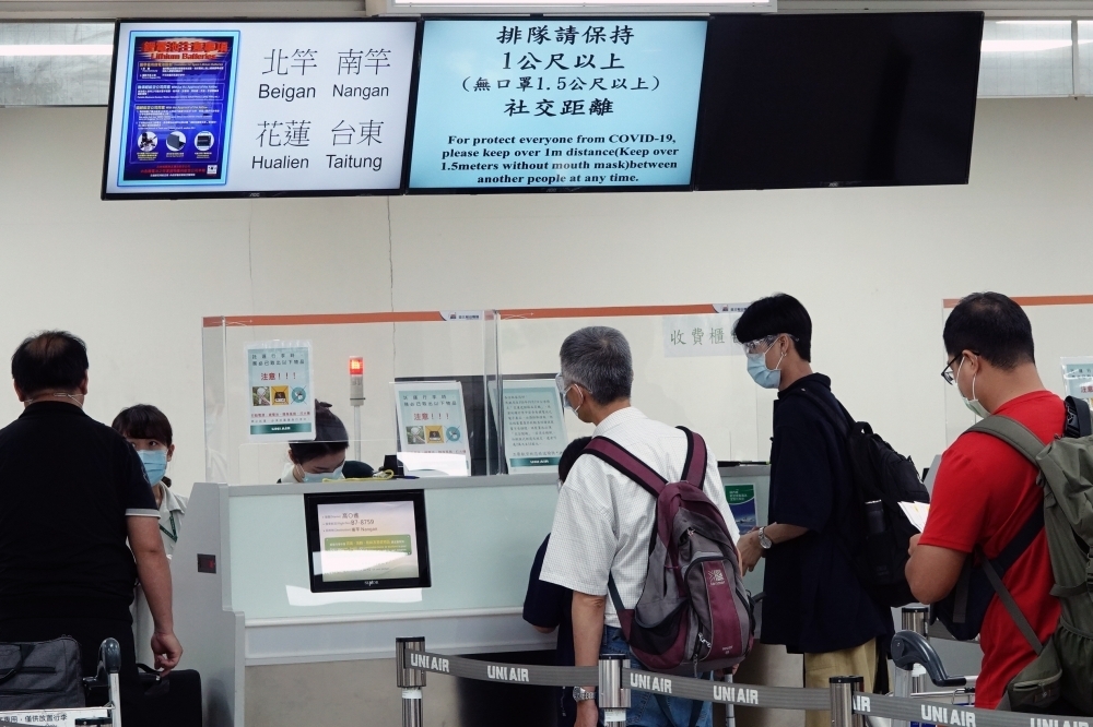 即起往返離島無須再篩檢。圖為台灣本島5機場設立的快篩站。（資料照片／王侑聖攝）
