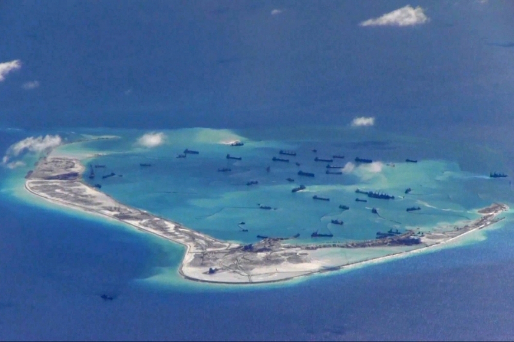 中國在南沙群島中的美濟礁蓋軍事要塞。（湯森路透）