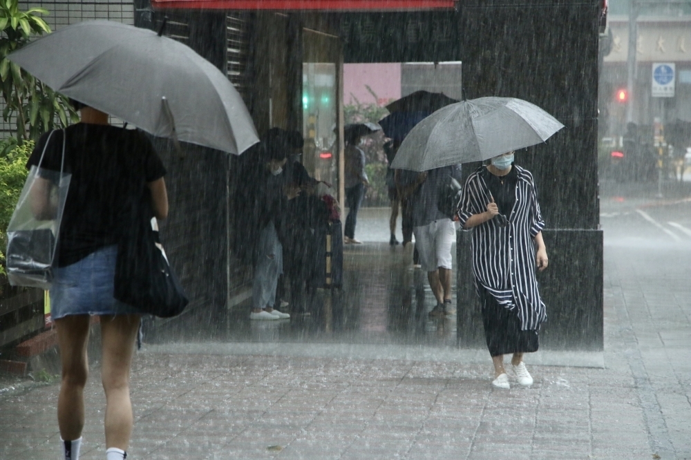 東北季風南下，中因氣象局發布豪大雨特報，天氣越晚越濕冷。（資料照片／王侑聖攝）