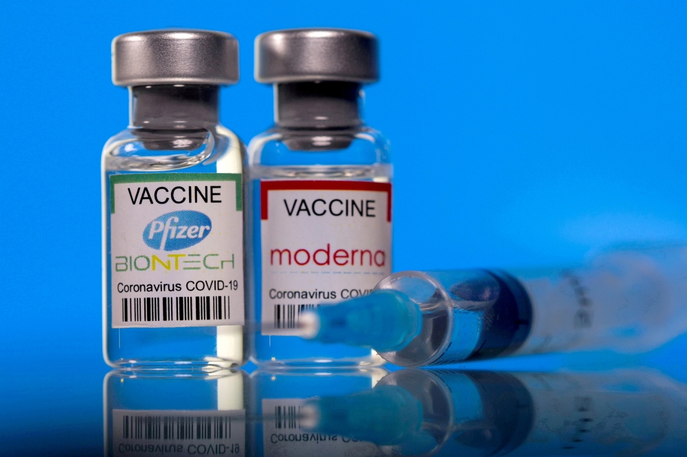 輝瑞、BNT公司21日公布臨床研究數據顯示，旗下新冠肺炎疫苗「第三劑」對於預防有症狀感染的保護力達95.6%。（湯森路透）