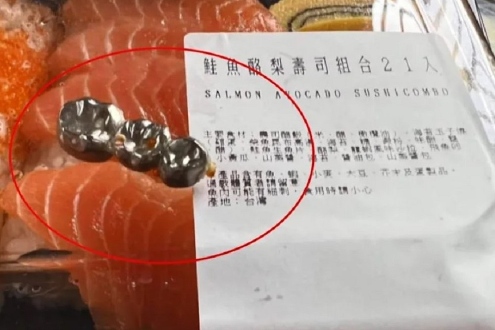 有民眾到台中北屯店買壽司，卻在壽司中發現有假牙套（紅圈處）。（取自COSTCO好市多商品消費心得分享區臉書）