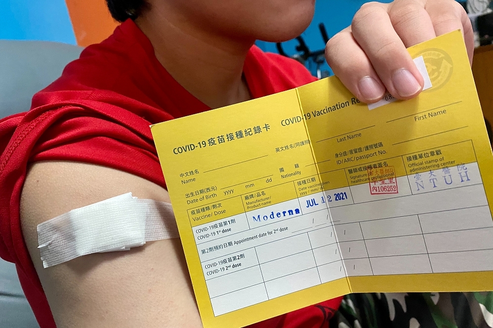 國內新冠疫苗接種率逐漸提升，陳時中表示台灣的疫苗護照將採歐洲模式，推動雙邊認證。（資料照片／張哲偉攝）
