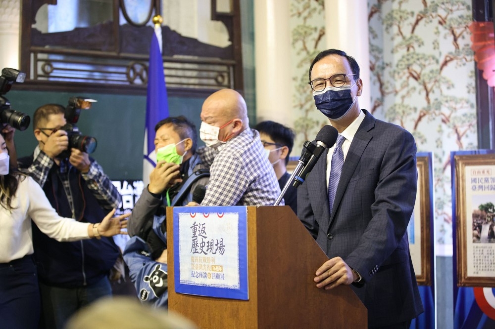 朱立倫25日出席光復節活動上台致詞時，遭到獨派團體「台灣國」理事長陳峻涵（綠色口罩）衝上台嗆聲。（陳愷巨攝）
