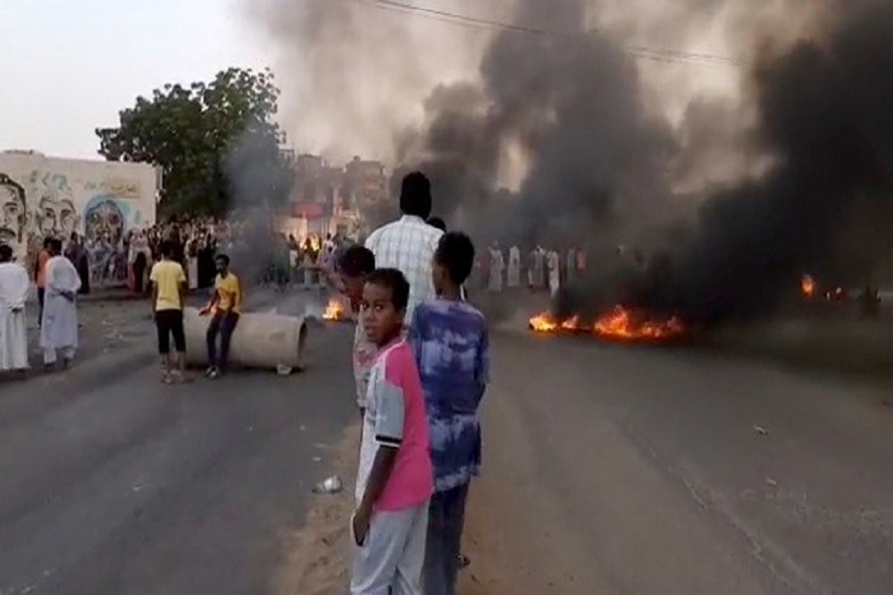 蘇丹發生政變，引發民眾不滿，上街抗議。（湯森路透）