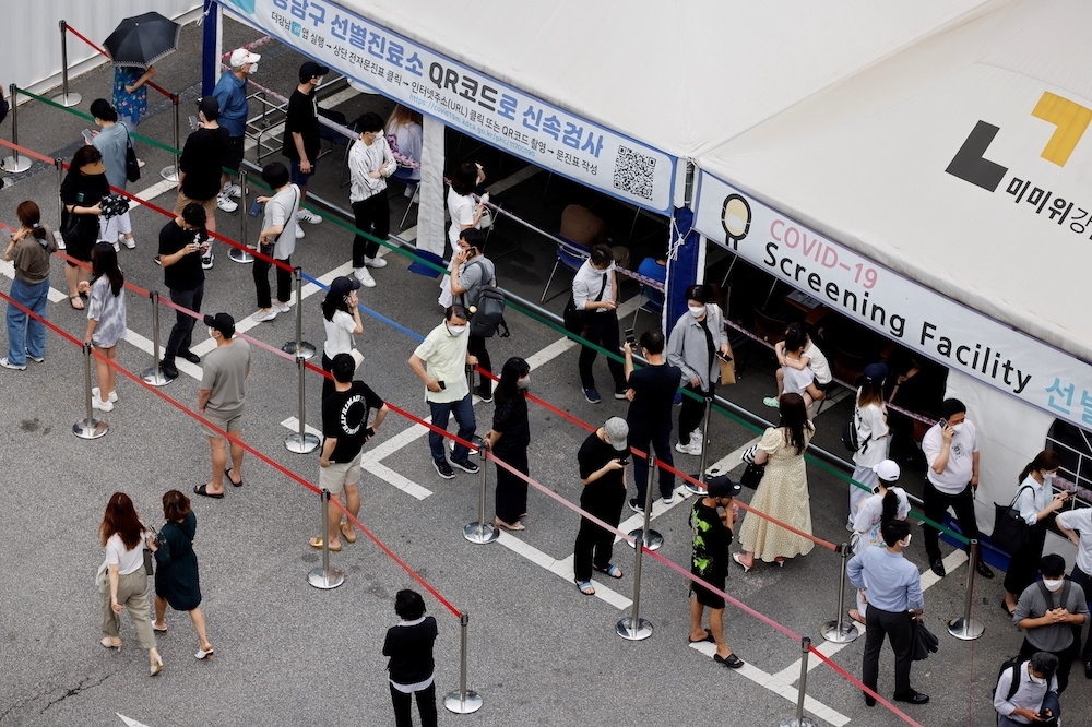 南韓民眾排隊等待疫苗接種。（湯森路透）