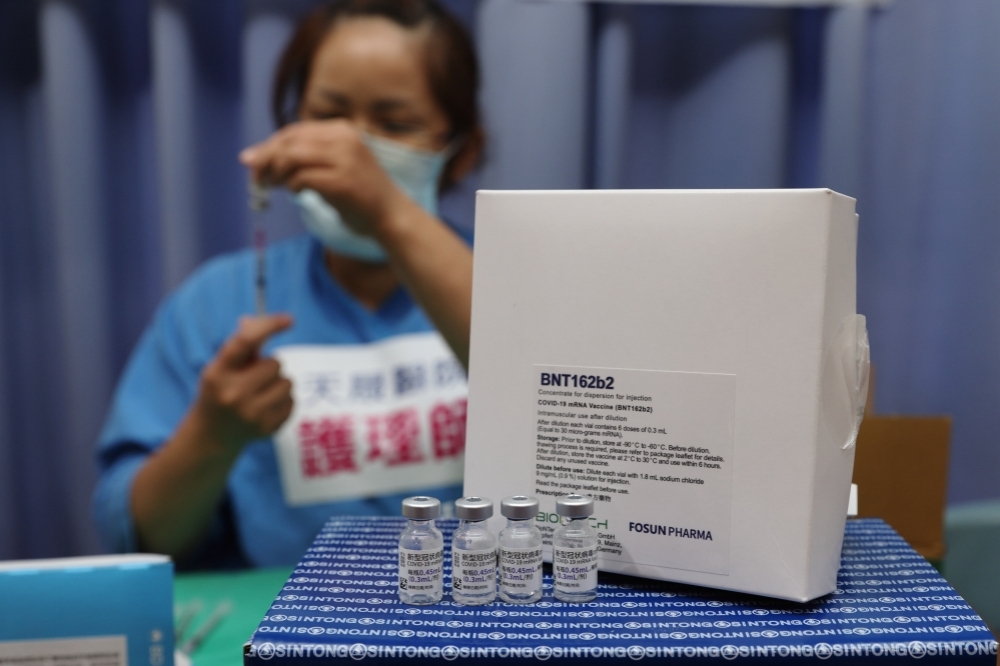 指揮中心26日宣布，增加開放登記BNT疫苗給30歲以上民眾。（資料照片／陳愷巨攝）