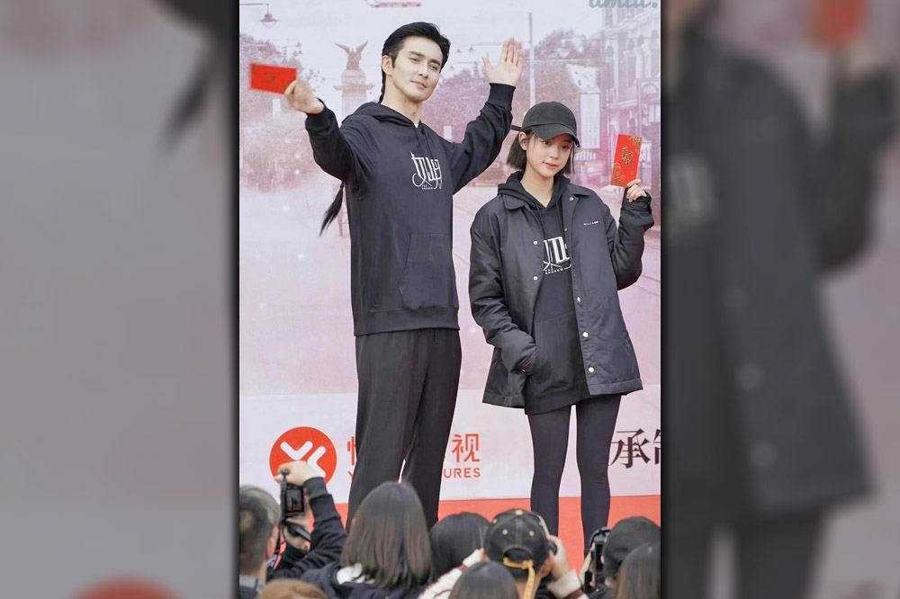 歐陽娜娜（右）搭擋中國男星高偉光主演的新戲《如月》日前舉辦開機儀式，但卻爆出總製片人收賄被捕。（取自微博）