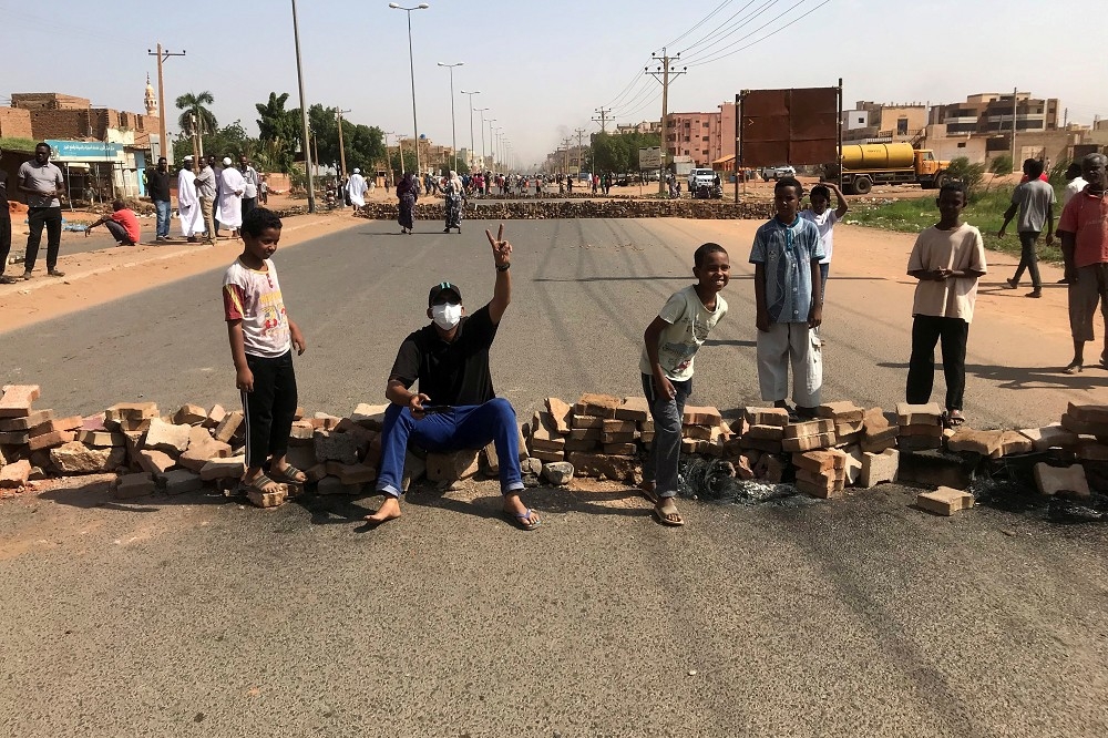 蘇丹政變後，大批民眾上街抗議。（湯森路透）