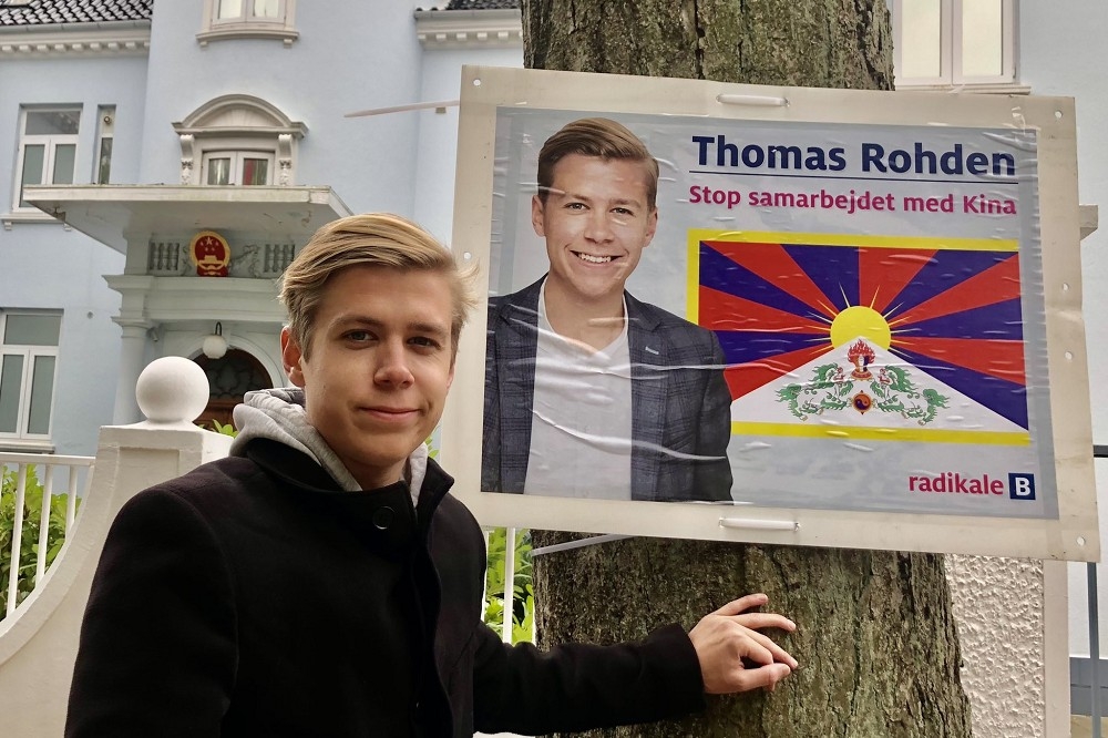 丹麥青年黨參選人洛赫單把自己競選海報掛在中國大使館外。（洛赫單臉書）