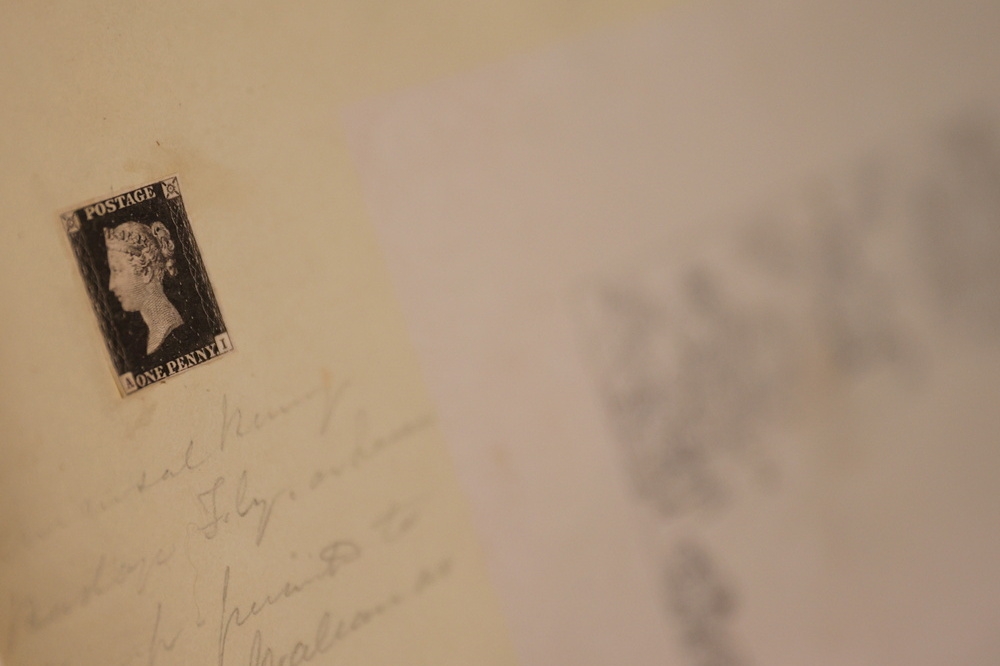 英國1840年發行、全球首款「黑便士」郵票即將拍賣。（湯森路透）