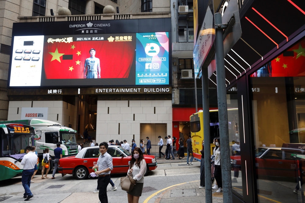香港街頭播放中國製作的電影預告。（湯森路透）