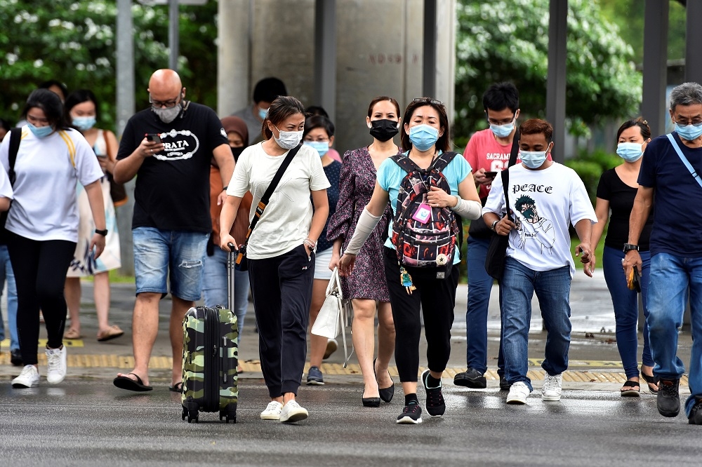 新加坡單日確診破5000，圖為新加坡民眾配戴口罩。（湯森路透）