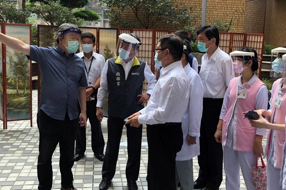 王必勝（左1）身上穿的藍色襯衫，被認為與護理師女兒慶生照中疑似「孩子父親」所穿的雷同。（資料照片／台灣電力公司提供）
