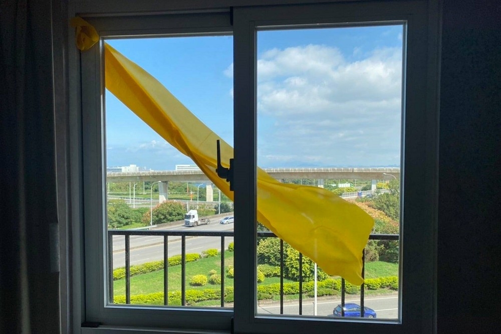 機師工會28日下午1點起發起黃飄帶行動，在國籍航空機師檢疫的3間旅館窗外掛滿黃色飄帶，逾300名機師參與。（取自桃園市機師職業工會臉書）