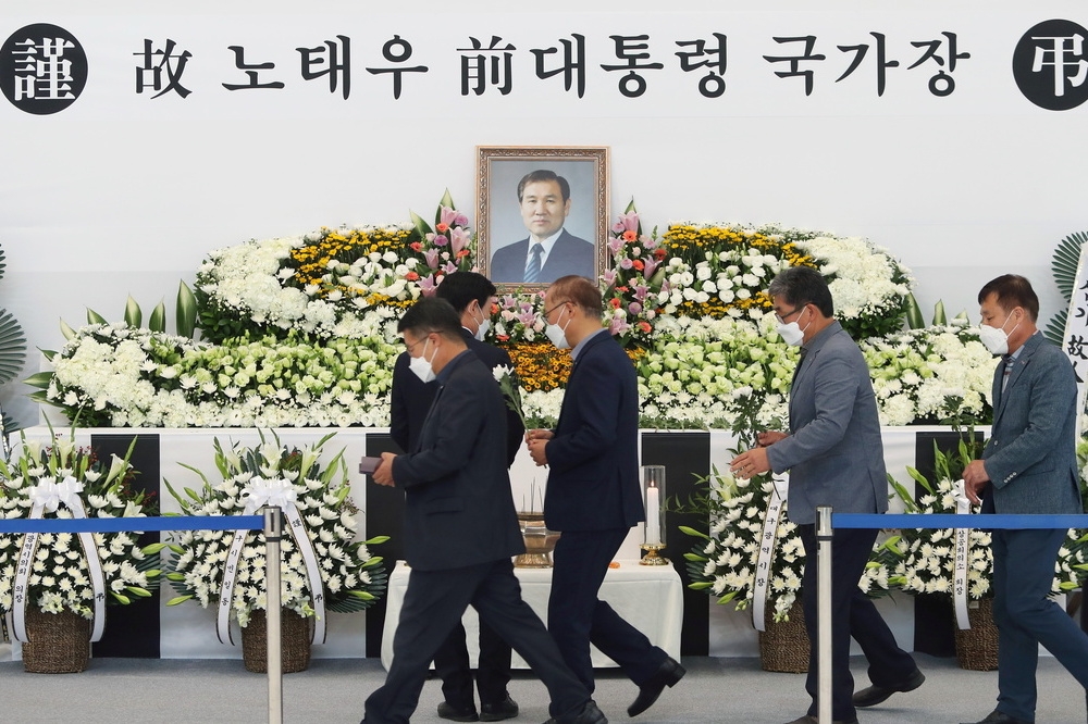 南韓前總統盧泰愚靈堂設在首爾大學醫院，不少政治人物與民眾前來弔唁。（湯森路透）