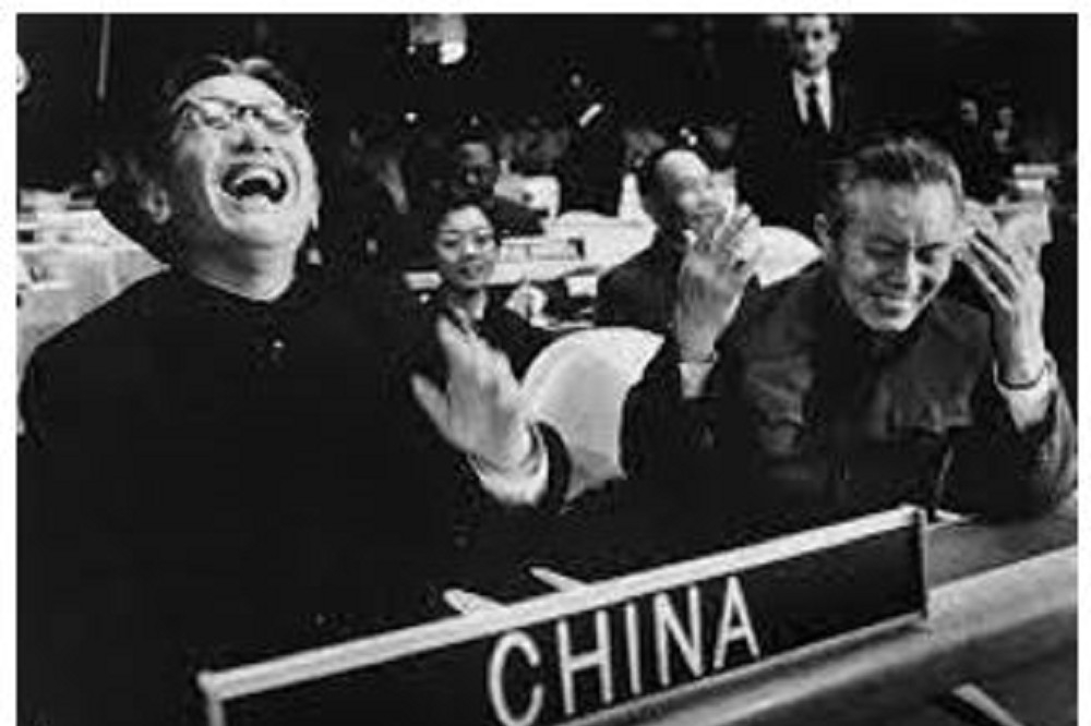 聯合國2758號決議通過，中國代表團當場笑出來。中國外交部副部長喬冠華（左）和中國常駐聯合國代表黃華（右）。（圖片取自網路）